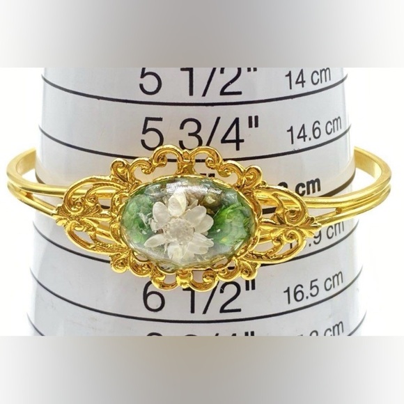 Elegant Gold and Green Resin Floral Bracelet - Picture 4 of 4